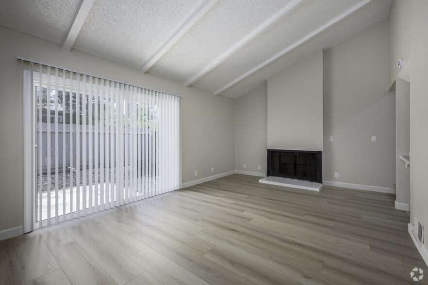 2BR, 1.5BA - 1190SF - Living Room - Creekside Oaks