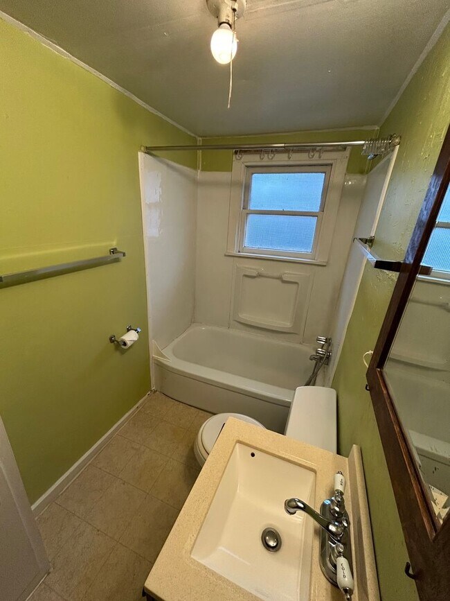 Building Photo - 738 9th Ave W