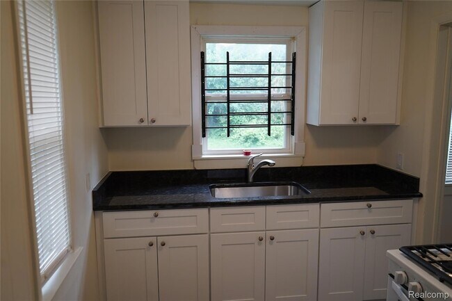 Building Photo - 16145 Baylis St