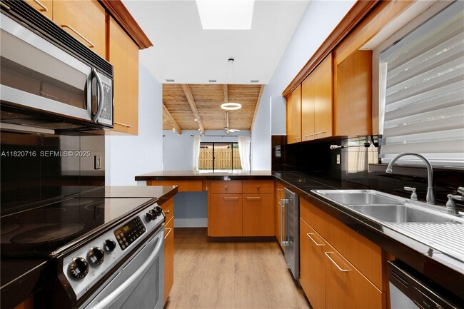 Building Photo - 2627 Parkview Dr S