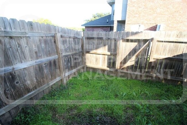 Building Photo - 306 Creek St