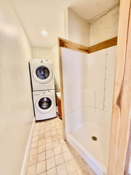 Building Photo - 164 Prince St