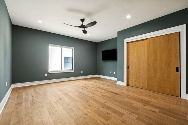 Building Photo - LUXURY TOWNHOME IN LONE STAR DISTRICT