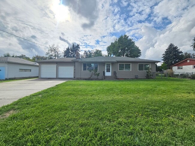 Building Photo - $2,300 - 4 Bed / 2 Bath Beautiful Home in ...