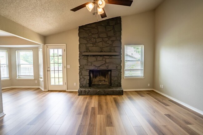 Building Photo - Charming 3-Bedroom, 2-Bath Home in Broken ...