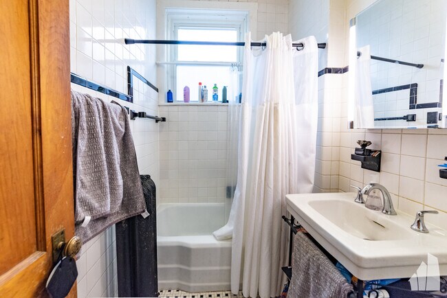 Building Photo - 649 W Wrightwood Ave