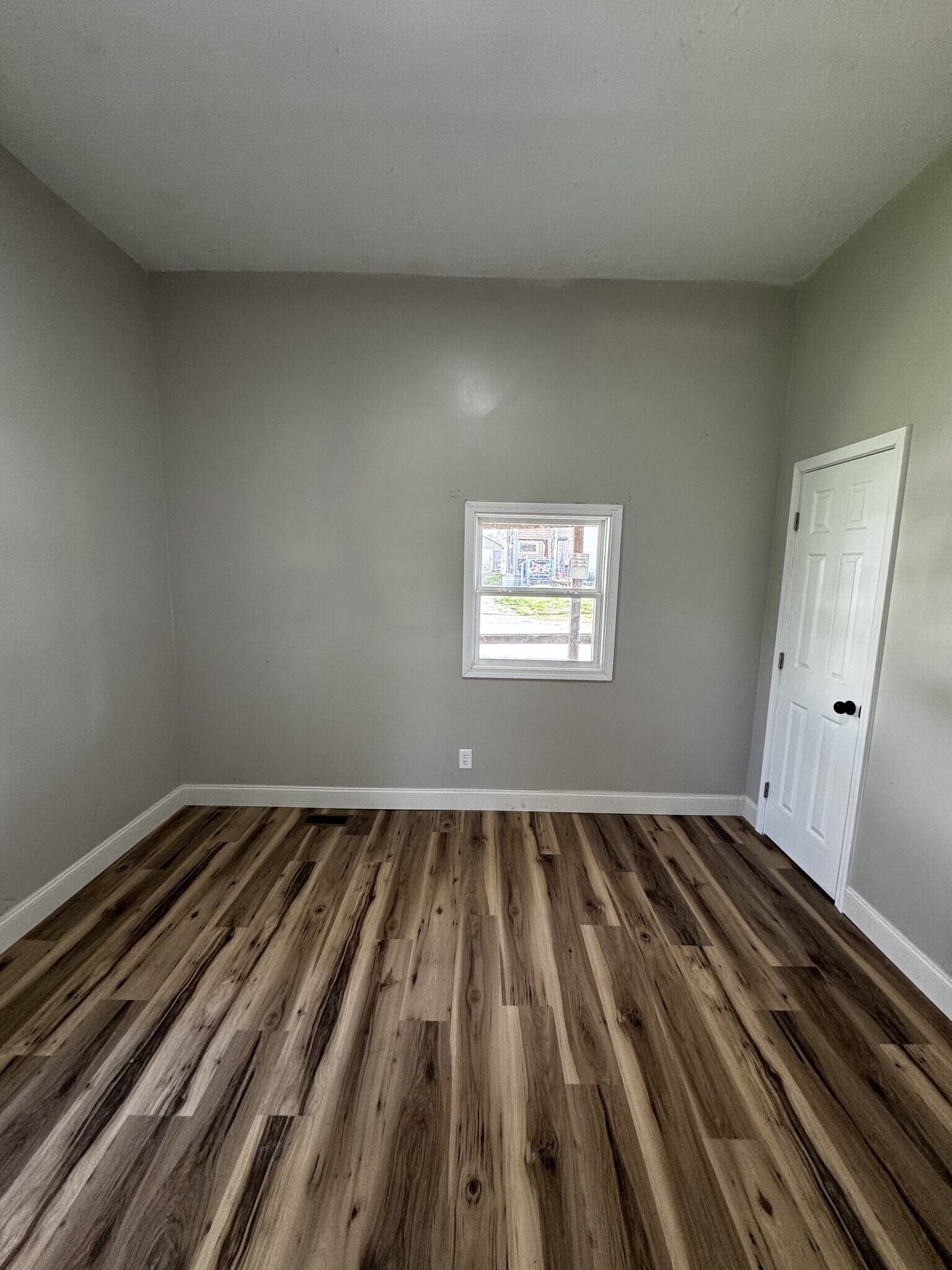 Building Photo - 118 Bank St