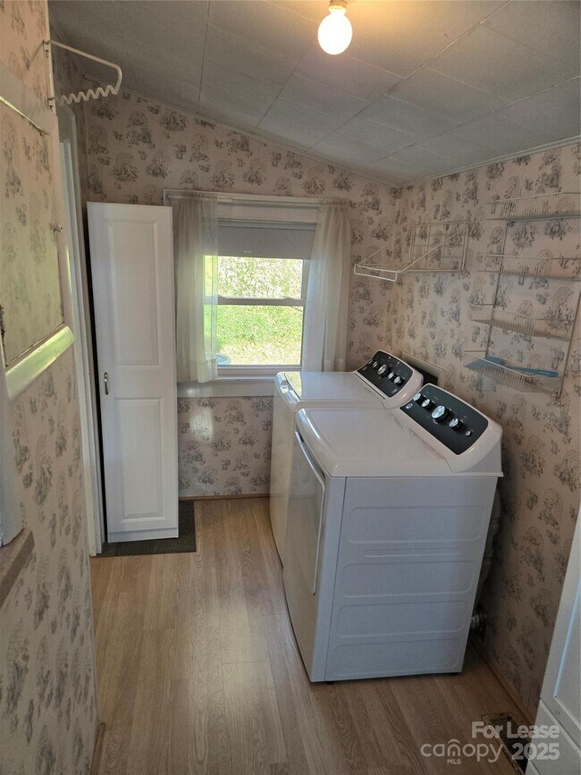 Building Photo - 142 Harris St