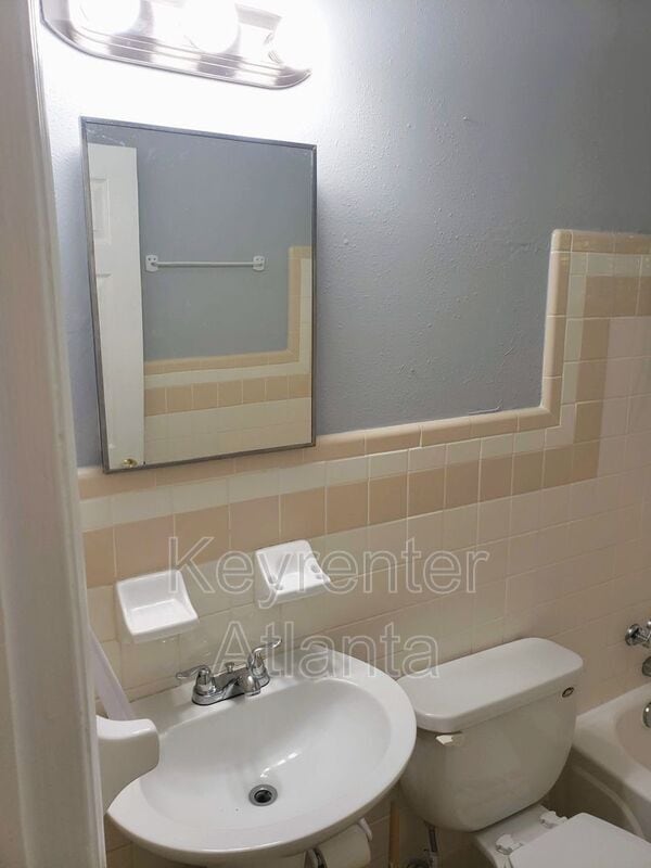 Building Photo - 1596 Line Cir