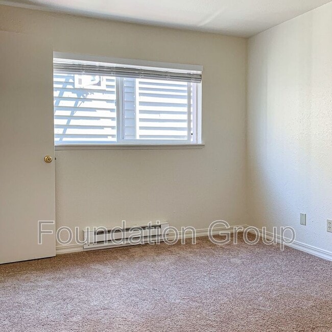 Building Photo - 916 N 104th St