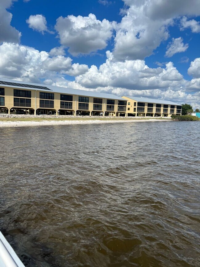 Building Photo - 14459 River Beach Dr