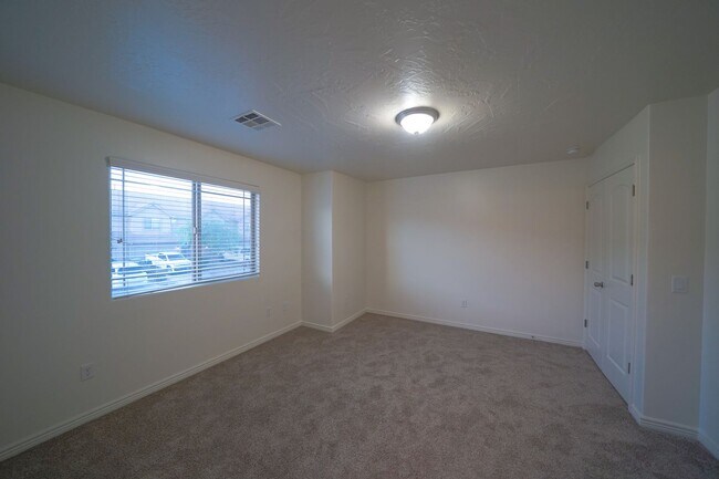 Building Photo - Remodeled 3 Bed / 2.5 Bath Townhome in Great Location