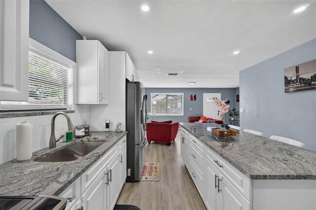 Building Photo - 8114 N Edison Ave