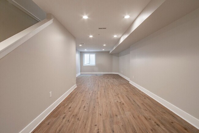 Building Photo - Three Bedroom Point Breeze Townhome w Roof Deck!