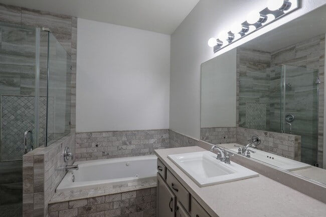 Building Photo - 2 Bedroom Condo In Guard Gated Summerlin C...