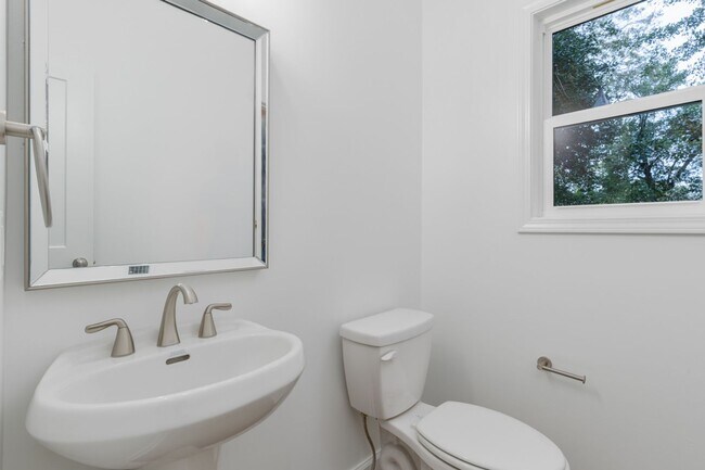 Building Photo - Pre-Leasing for the 26-27 School Year! Unb...