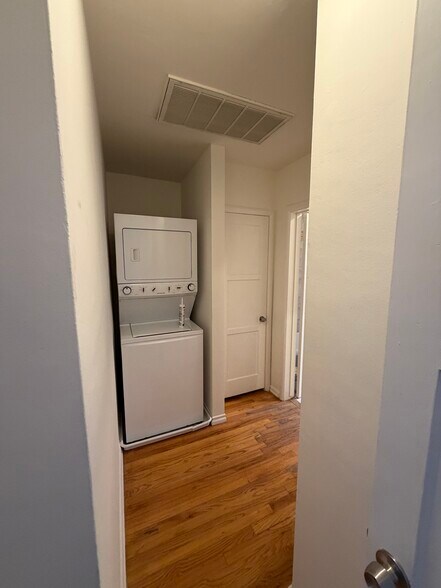 Building Photo - 143 N Maple St