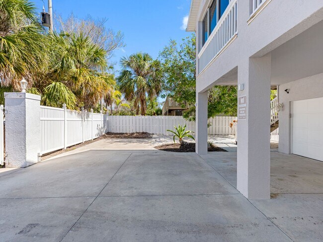 Building Photo - Steps to One of the Finest Beaches – Spaci...