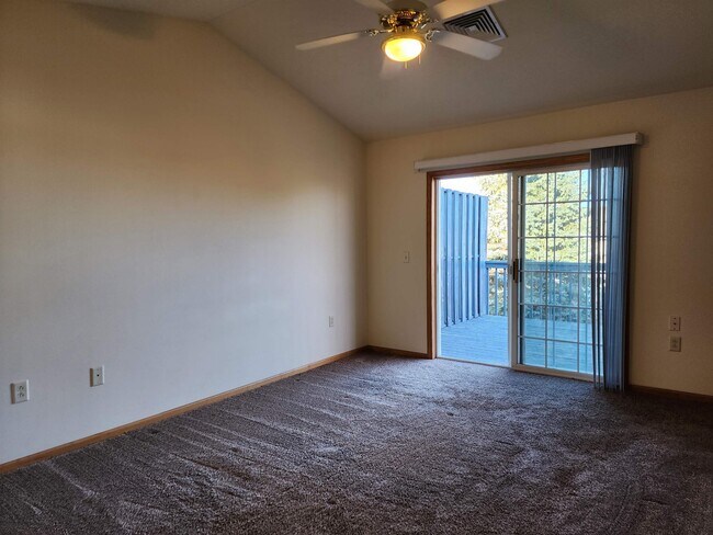 Building Photo - 3076 Selkirk Dr