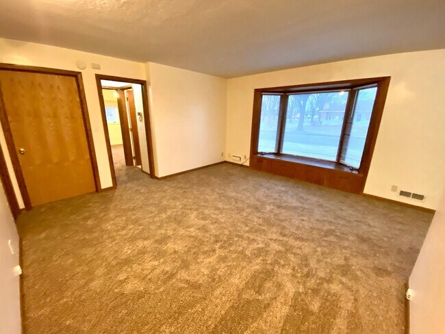 Building Photo - 2 Bed Duplex