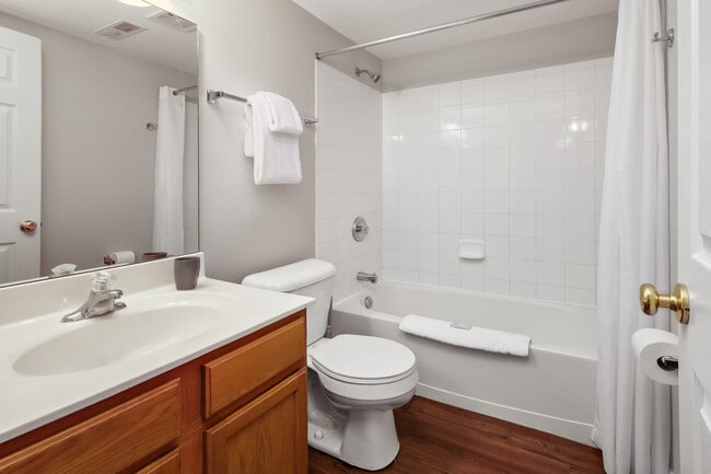 Building Photo - 1924-1969 Greenglen Dr