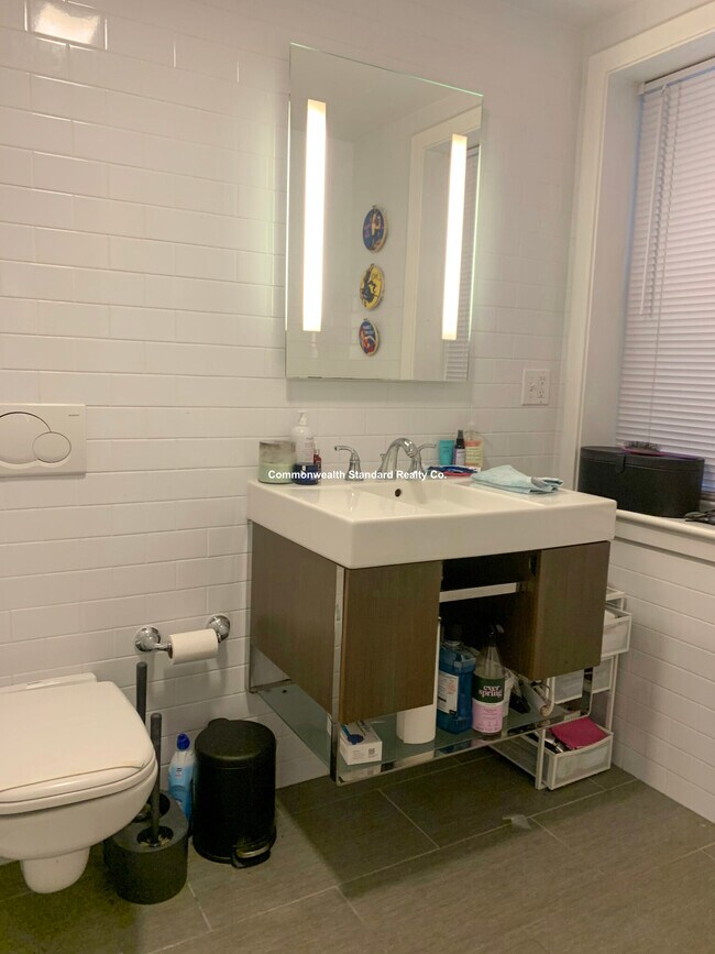 Building Photo - 33 Anderson St