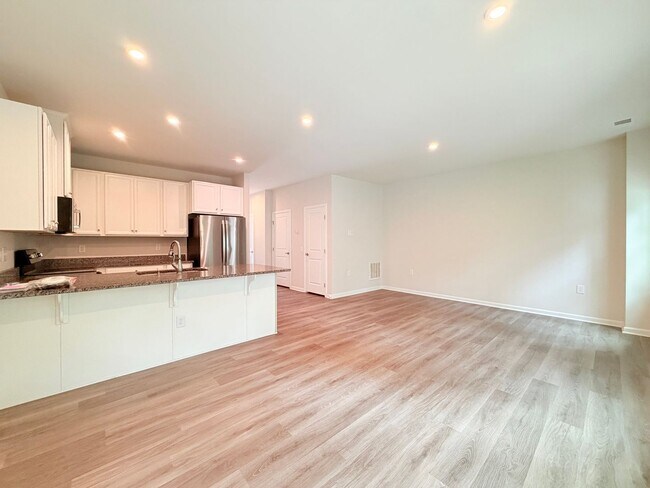Building Photo - Like New Townhome!
