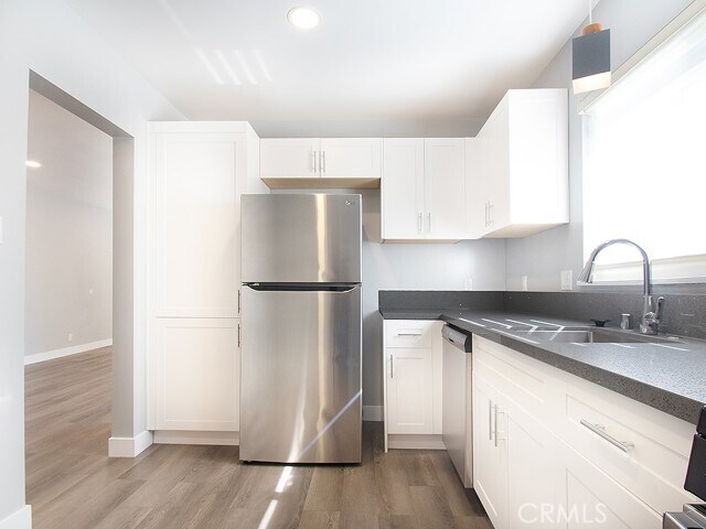 Building Photo - 2027 Vista Del Mar Ave