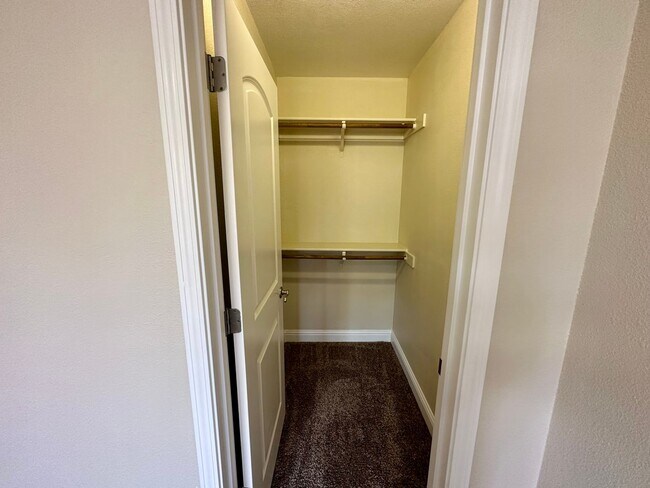 Building Photo - 215