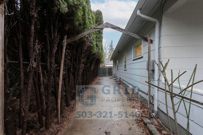 Building Photo - Spacious 4 Bedroom Single Family Home- South East Portland