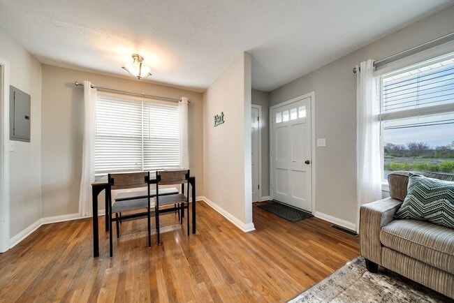 Building Photo - 341 E Park Ave