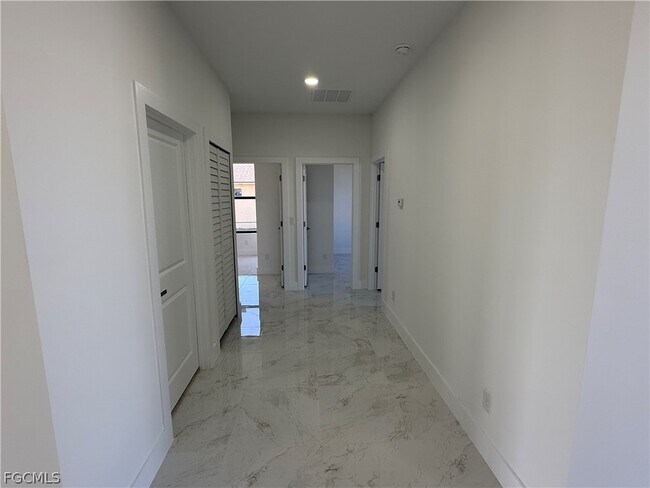Building Photo - 1409 NW 21st Ct