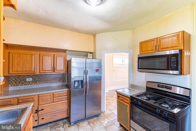 Building Photo - 2216 Georges Ln