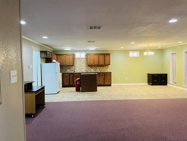 Building Photo - 306 N Davis St