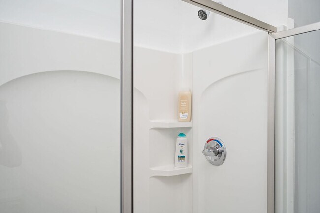 Building Photo - 542 Boulevard NE