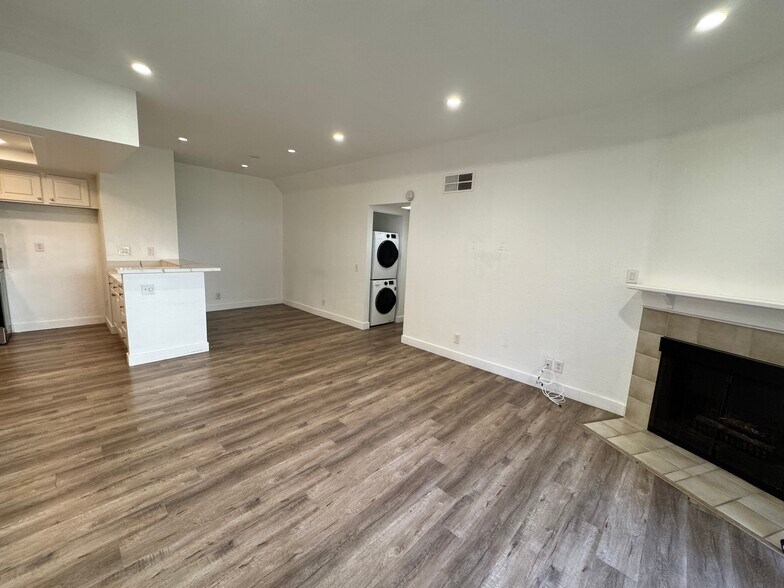 Building Photo - 22749 Lakeway Dr