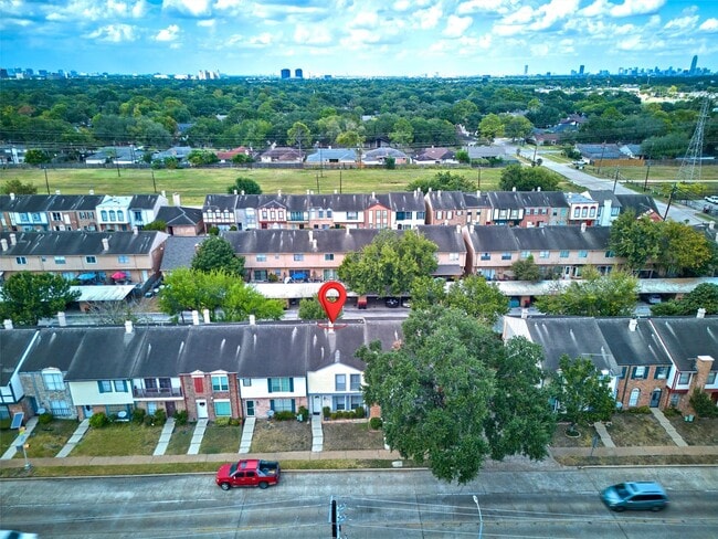 Building Photo - 7700 Creekbend Dr