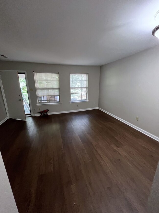 Primary Photo - Newly Renovated 1 BR, 1 Ba in Barracks roa...