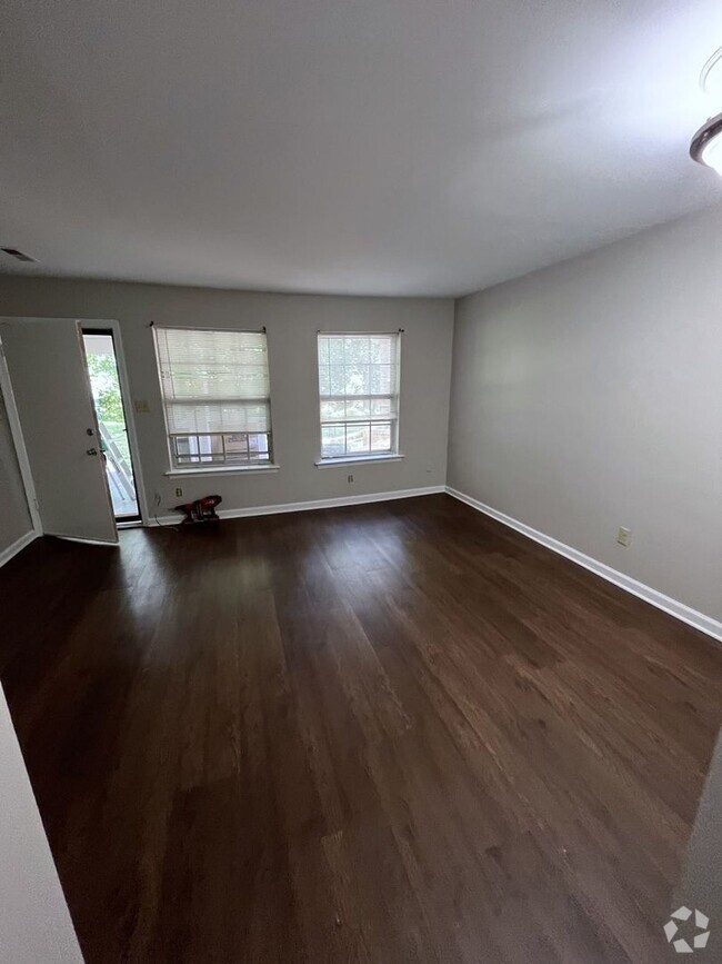 Building Photo - Newly Renovated 1 BR, 1 Ba in Barracks roa...