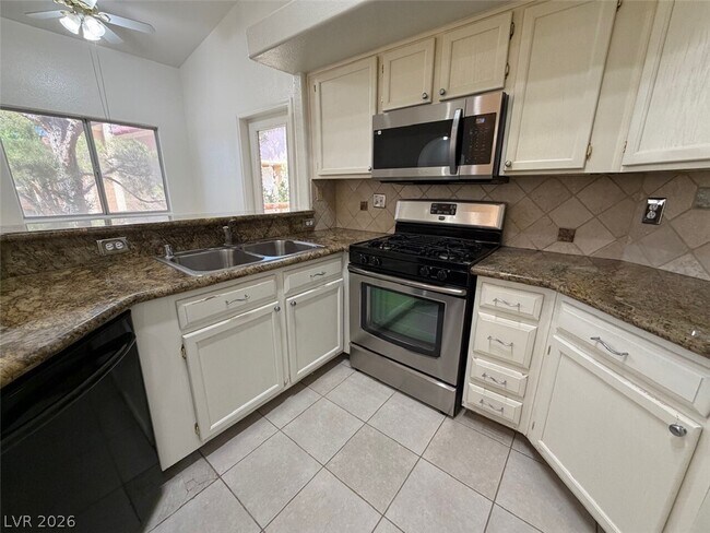 Building Photo - 900 Heavenly Hill Ct