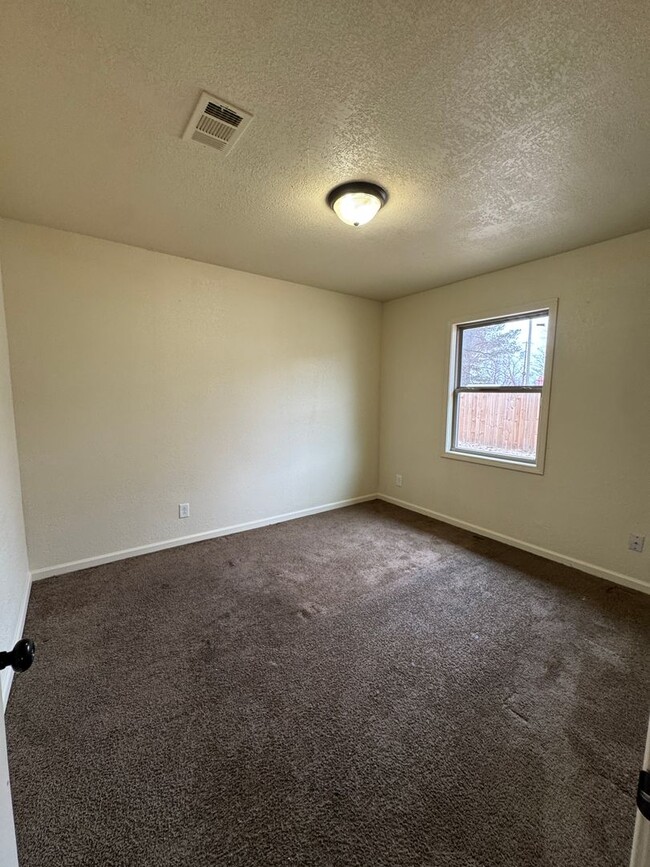 Building Photo - 2 Bed / 1 Bath apartment available now in ...