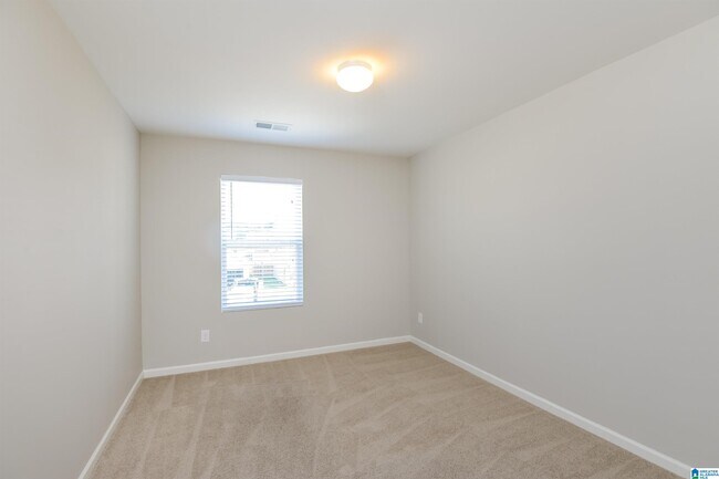 Building Photo - 900 Hawthorn Ln