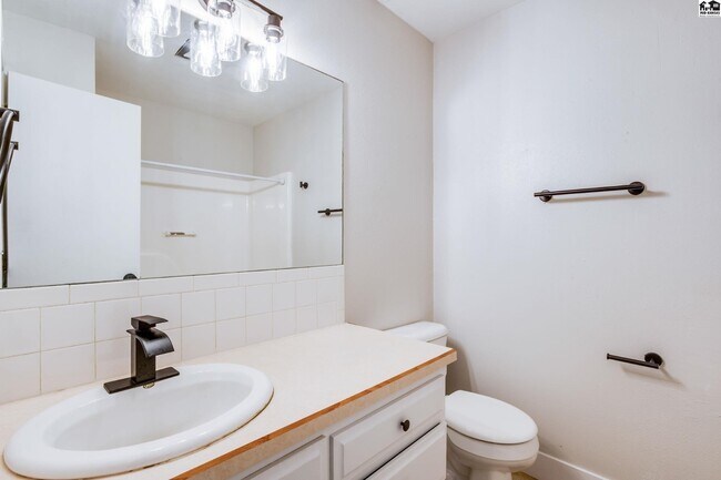 Building Photo - 915 Wheatland Dr