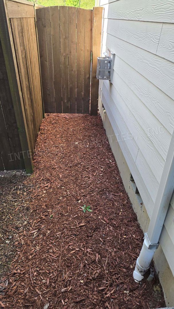 Building Photo - Beautiful Newer Construction 3bd 2.5ba Row House in Ridgefield With 2 Car Garage, Fenced Backyard...