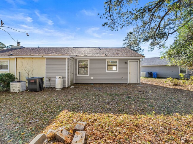 Building Photo - Townhome Beauty!