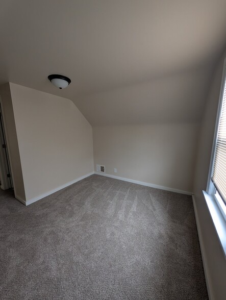 Building Photo - 807 Thurman St
