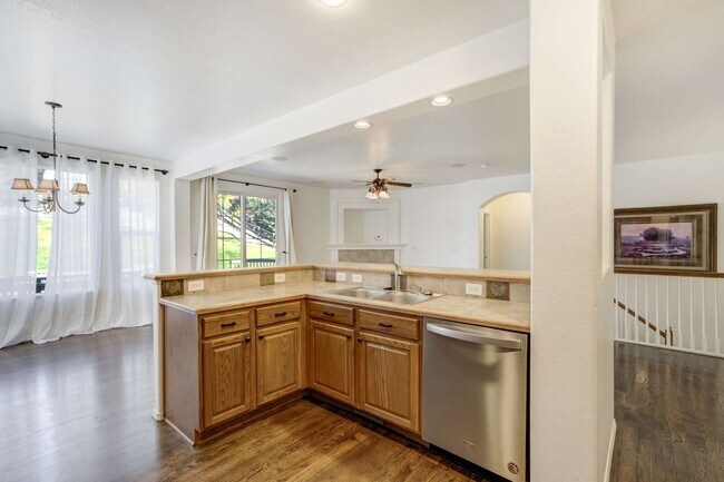 Building Photo - D20 5bdrm Home on Quiet Street in North Co...