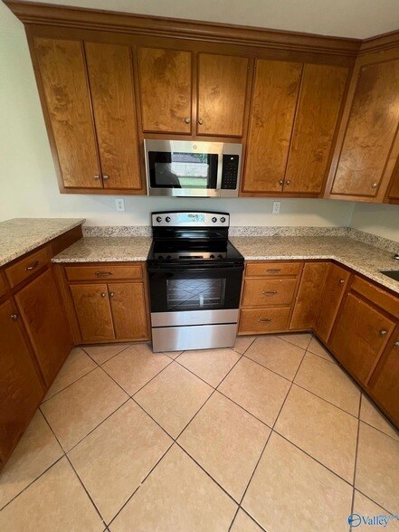 Building Photo - 2211 Penhall Dr NE