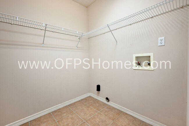 Building Photo - 933 Scenic Oak Ln