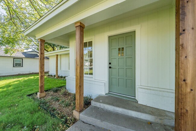 Building Photo - CHARMING HOME Close to TCU Campus!